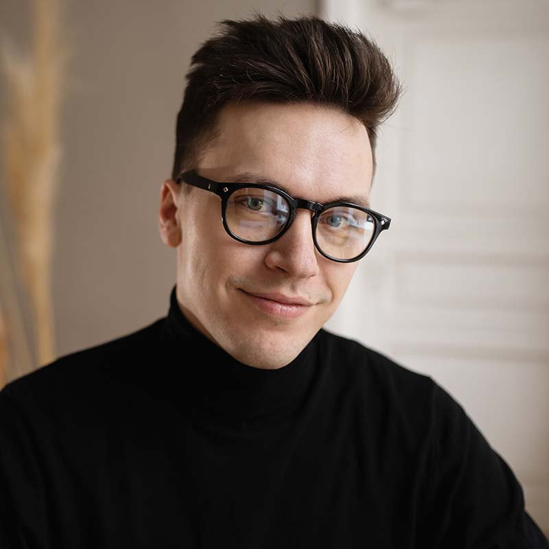 portrait man with smart glasses looks at the camer DNPM49X.jpg